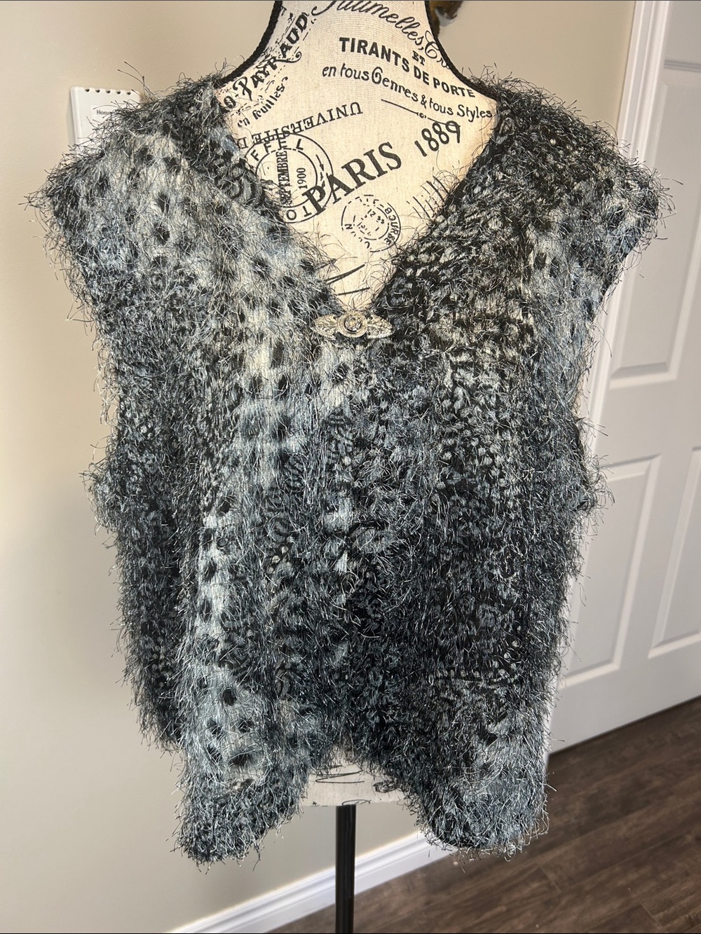Vintage Hiroko Shaggy Eyelash Knit Vest Black Grey Textured Canada Large - Picture 2 of 11